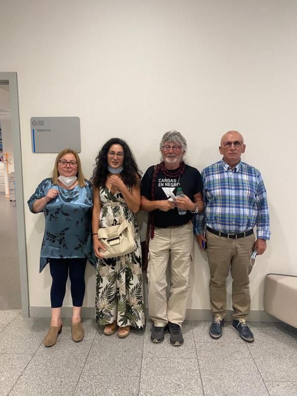 Representantes de los cuatro colectivos vecinales de O Hío, ayer en el hospital Álvaro Cunqueiro.