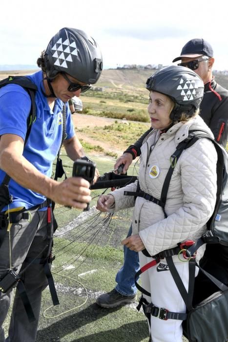 10-05-19 LAS PALMAS DE GRAN CANARIA. ZONA DE SALTOS PARAPENTE DE LOS GILES. LAS PALMAS DE GRAN CANARIA. Nardy Barrios en parapente.  Nardy Barrios se tira en parapente desde Los Giles junto a una persona que ganó un concurso. Fotos: Juan Castro  | 10/05/2019 | Fotógrafo: Juan Carlos Castro