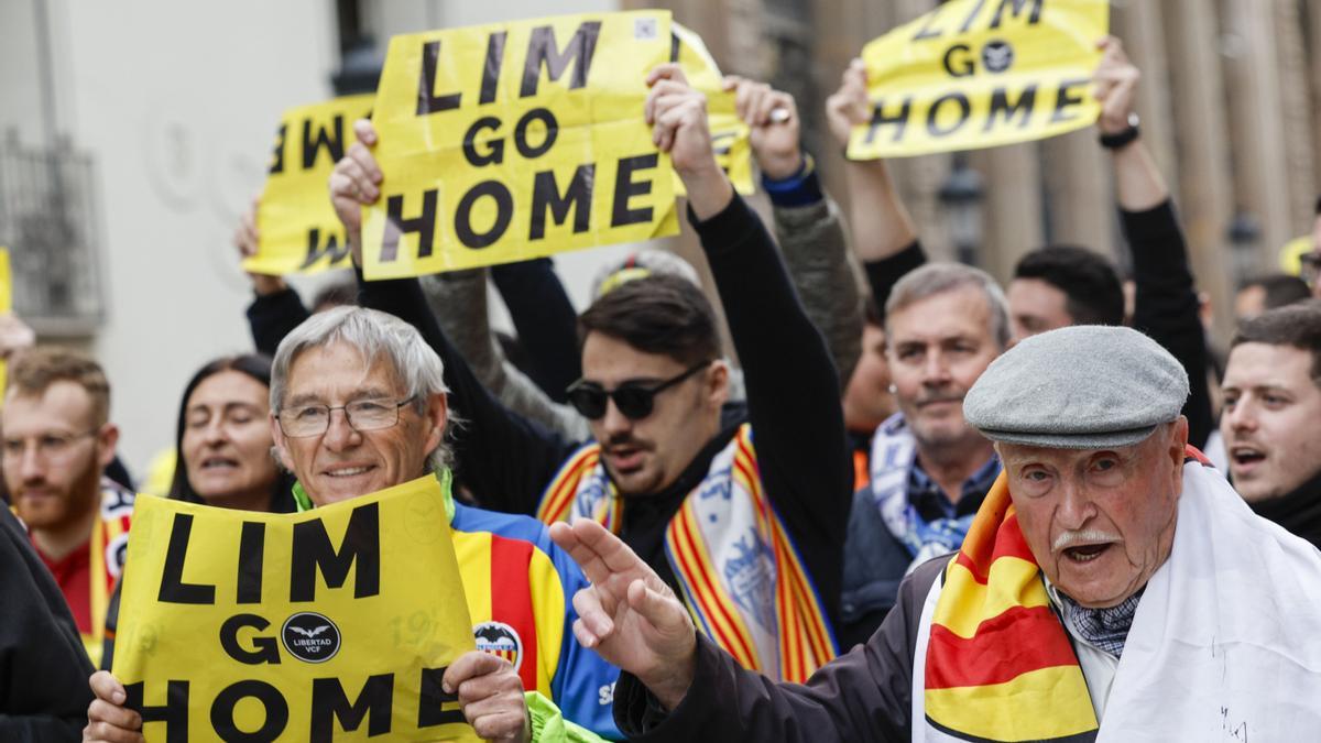 Cerca de 20.000 valencianistas marchan contra Peter Lim y la política con el Nou Mestalla