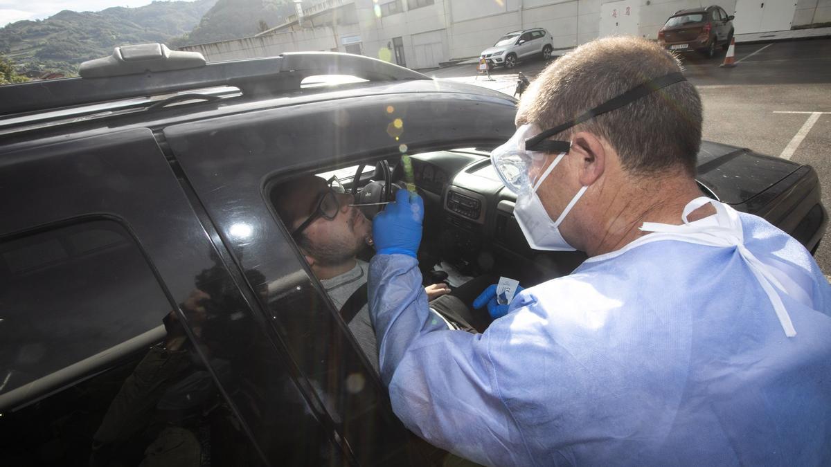 Un enfermero toma muestras para realizar una PCR.