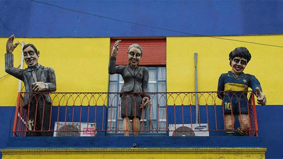 Los colores amarillo y azul del Boca Juniors decoran muchas fachadas del popular barrio de La Boca.