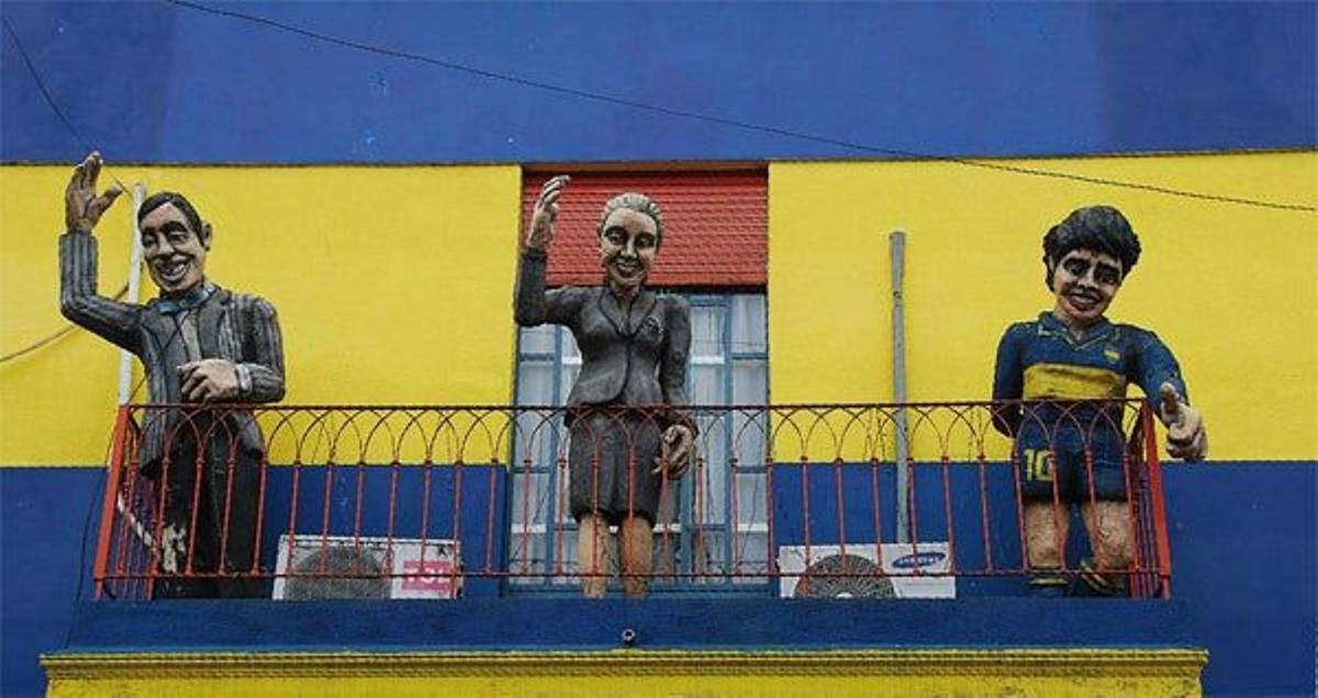 Los colores amarillo y azul del Boca Juniors decoran muchas fachadas del popular barrio de La Boca.