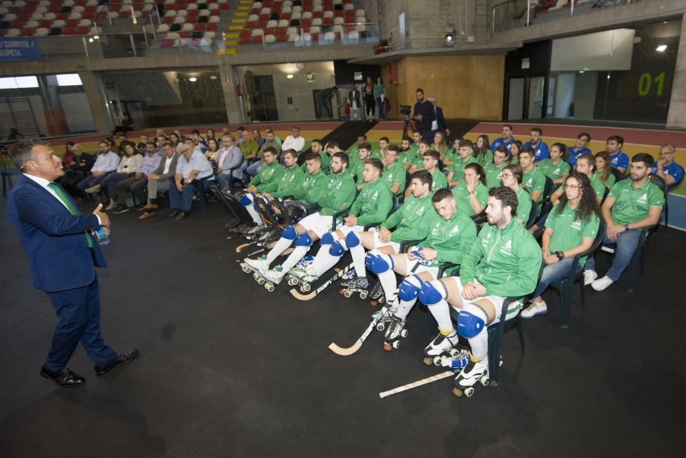 El equipo de hockey sobre patines presenta en el Palacio de los Deportes de Riazor las equipaciones para la temporada. La primera seguirá siendo verdiblanca y la segunda, blanquiazul como la del Dépor