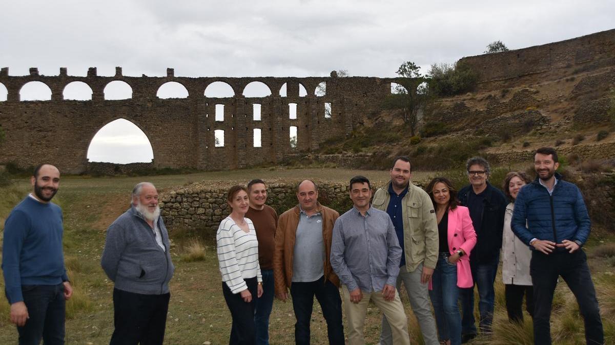 Parte de la candidatura del PP de Morella frente a uno de los históricos acueductos de la ciudad.