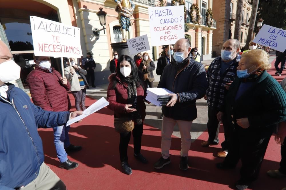 Vecinos de La Paz lanzan un SOS a Ballesta para que agilice el plan de Rejas