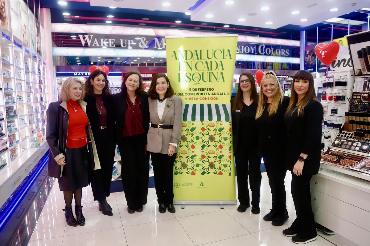 Rocío Blando, durante su visita este jueves al comercio Aromas, que ha abierto en el centro comercial Los Patios.