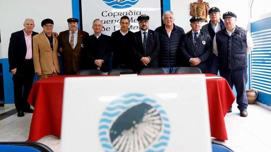 En el centro, con gorra, Vicente Quintanilla; a su derecha, Francis Paniego y Ángel García Crespo, y, a su izquierda, Abel Terente, con varios miembros de la Cofradía, ayer, en La Colonia de Salinas.