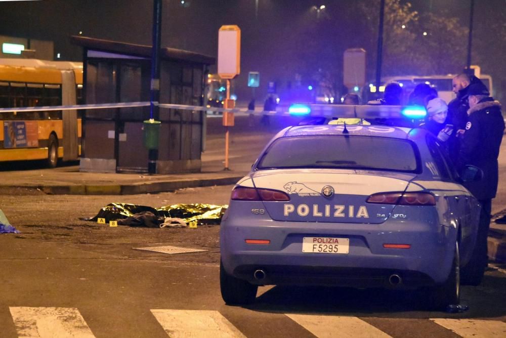 El cuerpo sin vida del tunecino de 24 años sospechoso de cometer el atentado de Berlín, Anis Amri, yace cubierto por una manta térmica tras ser abatido en un tiroteo con la Policía italiana en Milán.