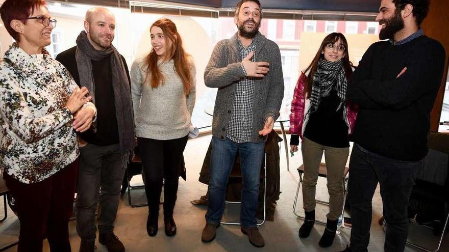 Ferreiro, ayer en A Coruña, con Villares y miembros de Marea Atlántica que están en la lista Máis Alá!.