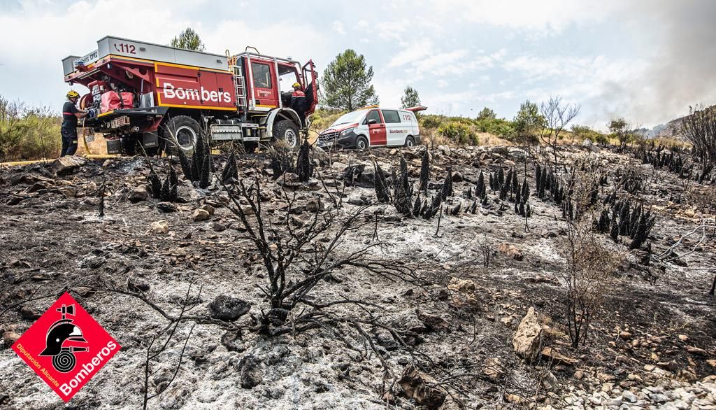 Siguen los trabajos para controlar las llamas en la Vall d'Ebo