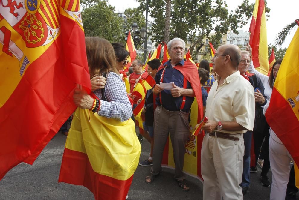 Caravana de vehículos con banderas españolas en València