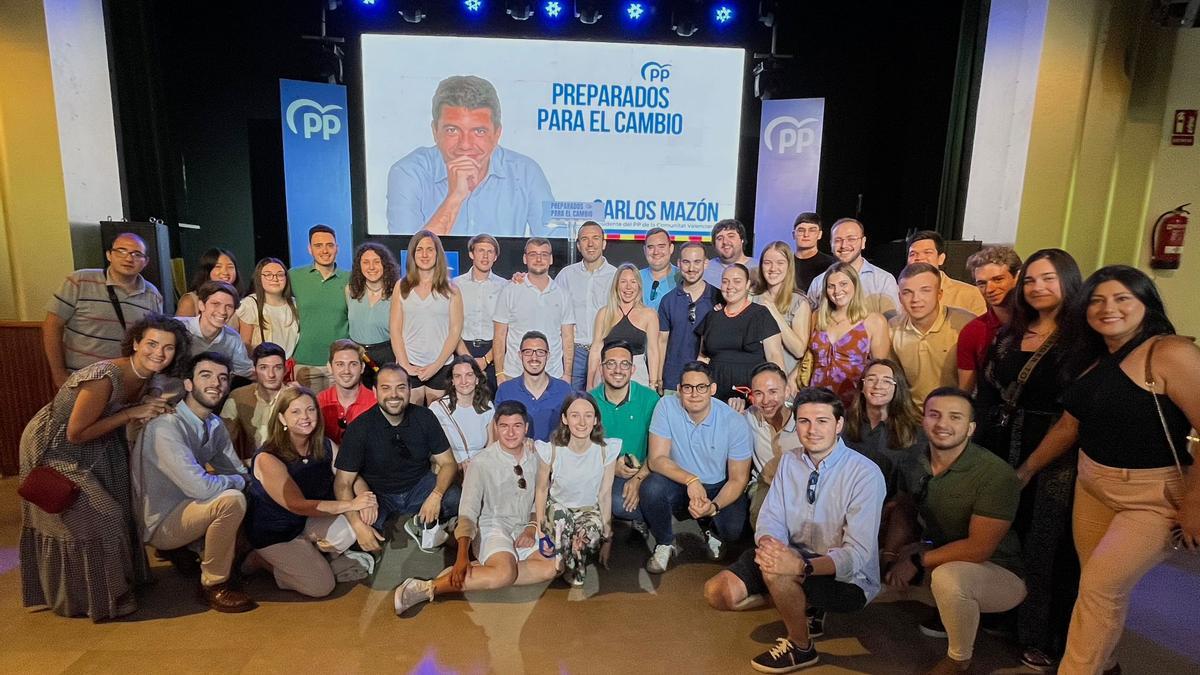 Foto de grupo de Nuevas Generaciones del PP provincial.