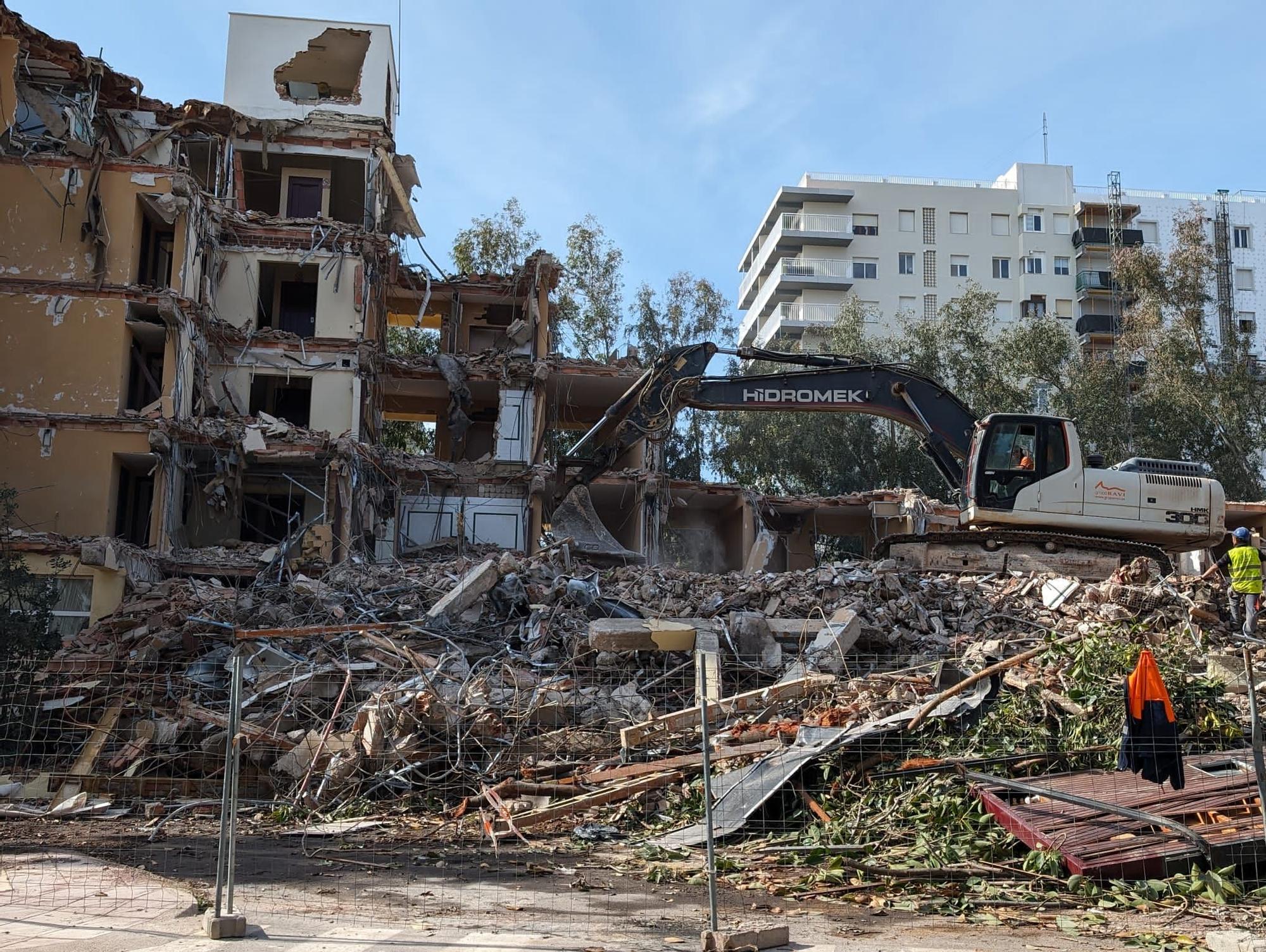 Las fotos del derribo del hotel Azor en Benicàssim