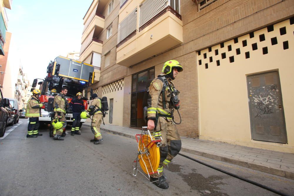 Los bomberos extinguen un incendio de un ático en Alicante