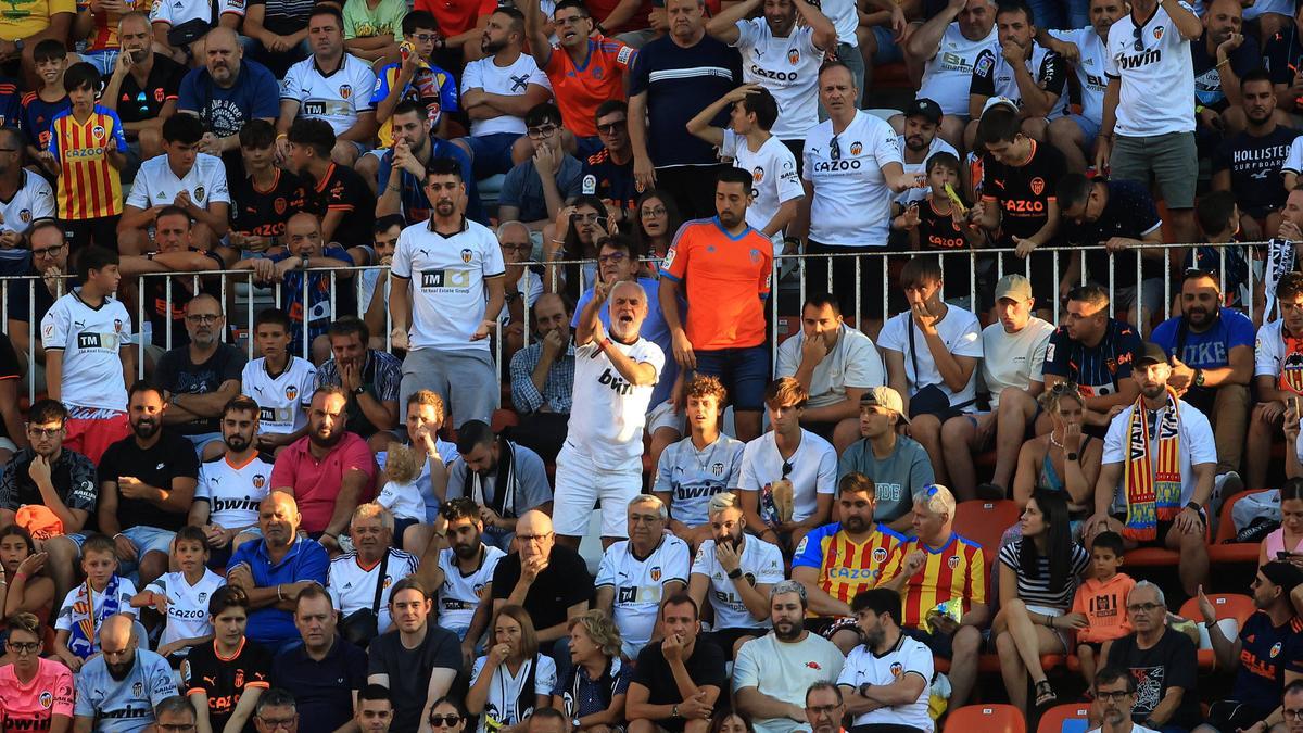 Protestes de l'afició del València en l'últim duel a Mestalla davant Osasuna