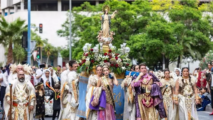 Así ha sido la procesión en Honor a la Virgen de la Asunción y Ofrenda de Flores de Altozano