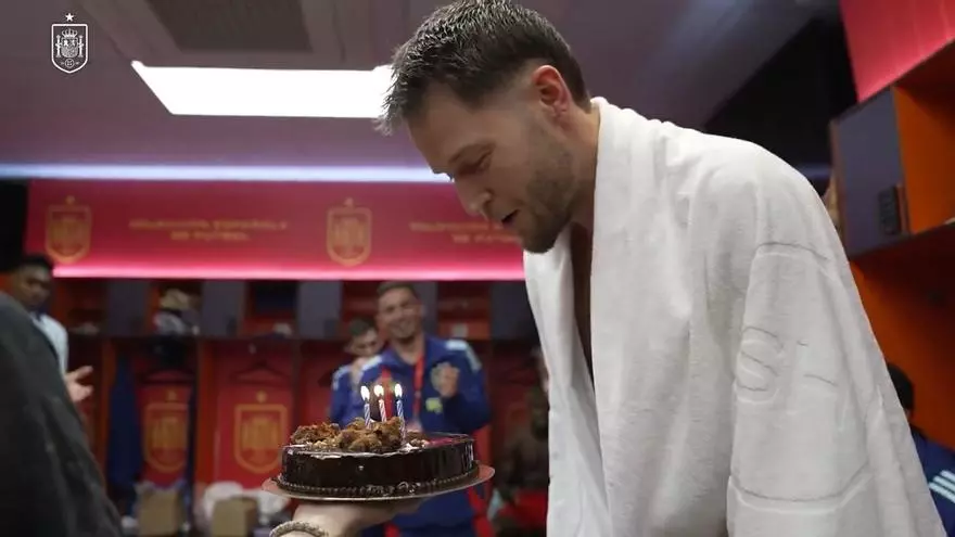 Alex Remiro celebr車 su 30 cumplea?os con la selecci車n y con victoria inclu赤da