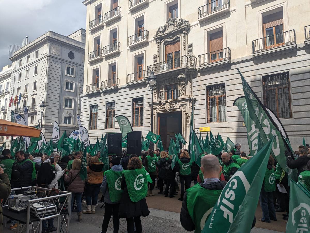 La protesta de los funcionarios frente al Ministerio de Hacienda.