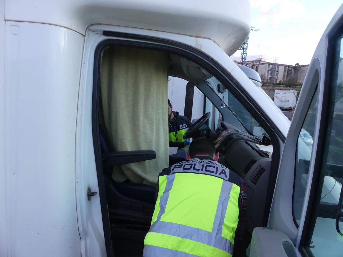 29/01/2018 Agentes de la Policía Nacional en una autocaravana.