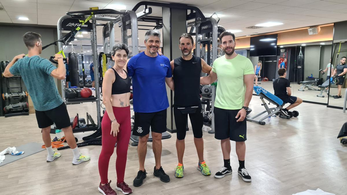 Marga, Ángel, José y Fernando se conocieron en la zona funcional y de pesas del centro y han trabado una gran amistad.