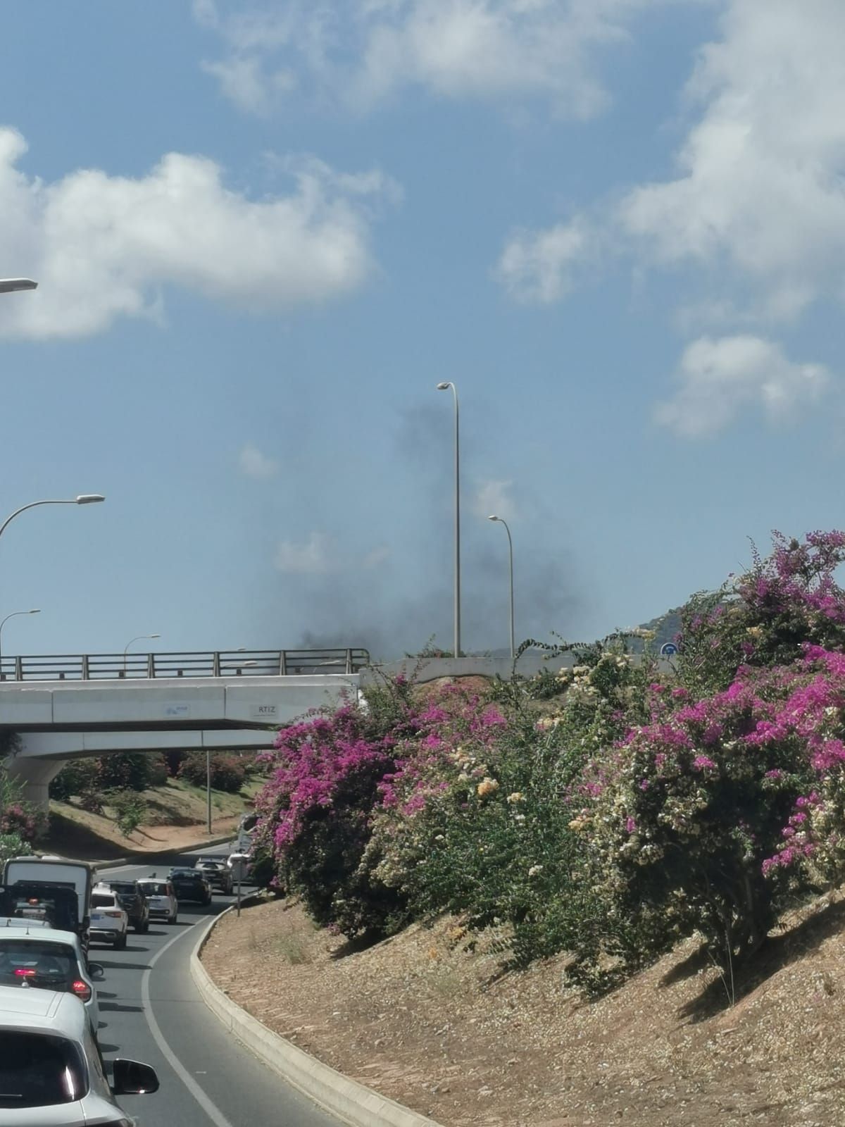 Un coche arde en una carretera de Ibiza tras sufrir un accidente