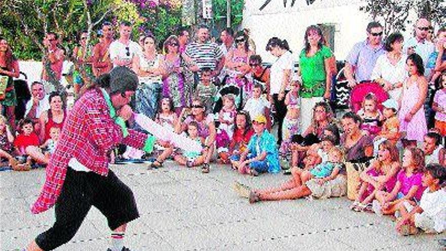 El espectáculo `Don Carrot´ mezcló circo, magia, fuego y malabares en la plaza de Sant Francesc / P. R.