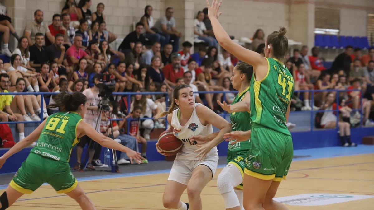 Ana Picos protege el balón en un encuentro de esta temporada.