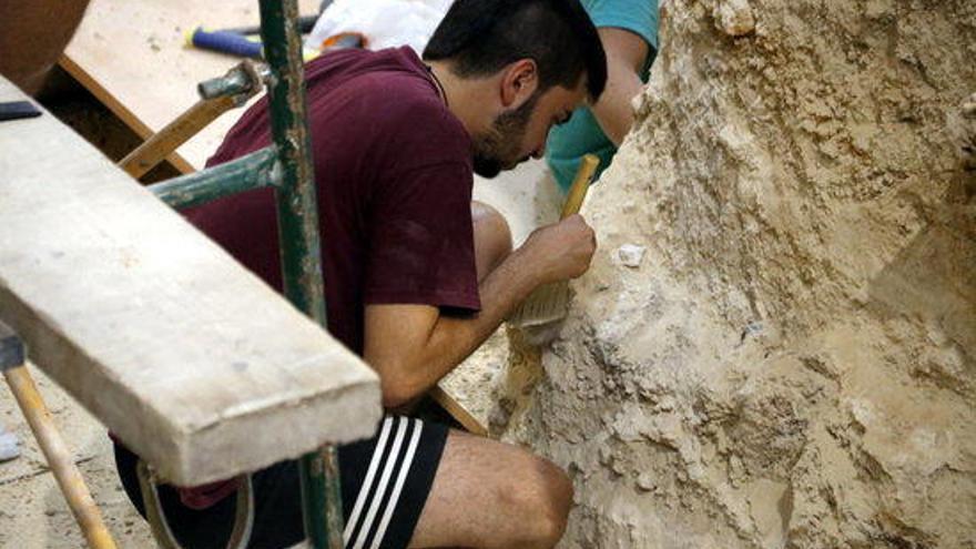 Un dels arqueòlegs fent tasques d&#039;excavació