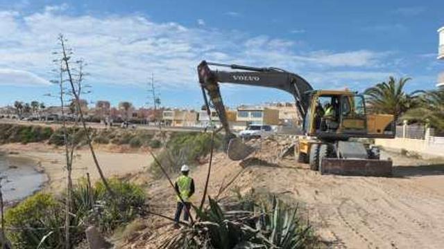 Obras de reparación ayer en Cala La Higuera.