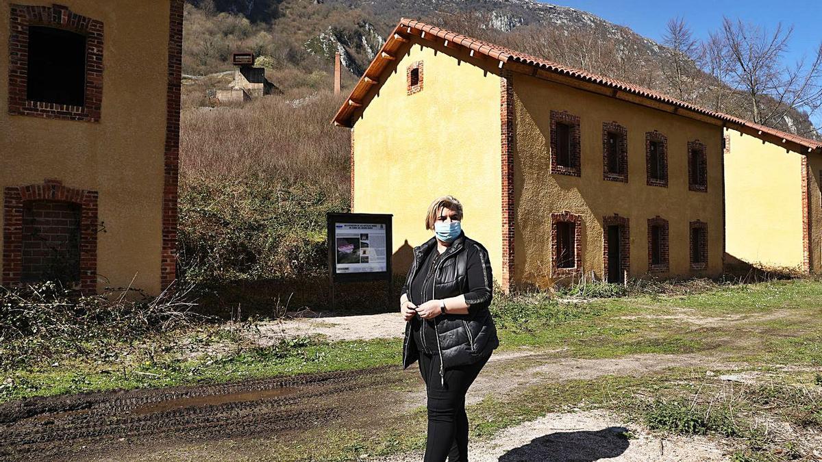 Ana Díaz, ayer, caminando por el poblado de Rioseco. | Juan Plaza 