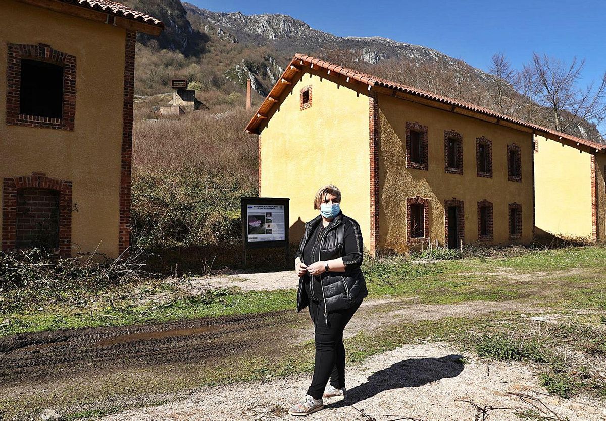 Ana Díaz, ayer, caminando por el poblado de Rioseco. | Juan Plaza