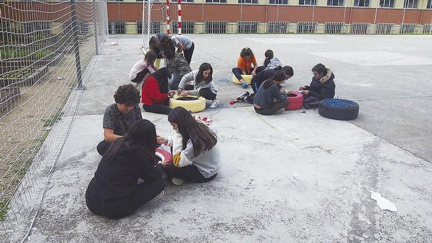 Alumnos del Zalaeta y Sanjurjo de Carricarte desarrollan actividades en el patio.