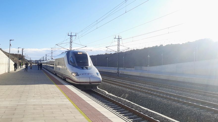 El tren de Vigo suprimido en Sanabria tenía ocho pasajeros al día