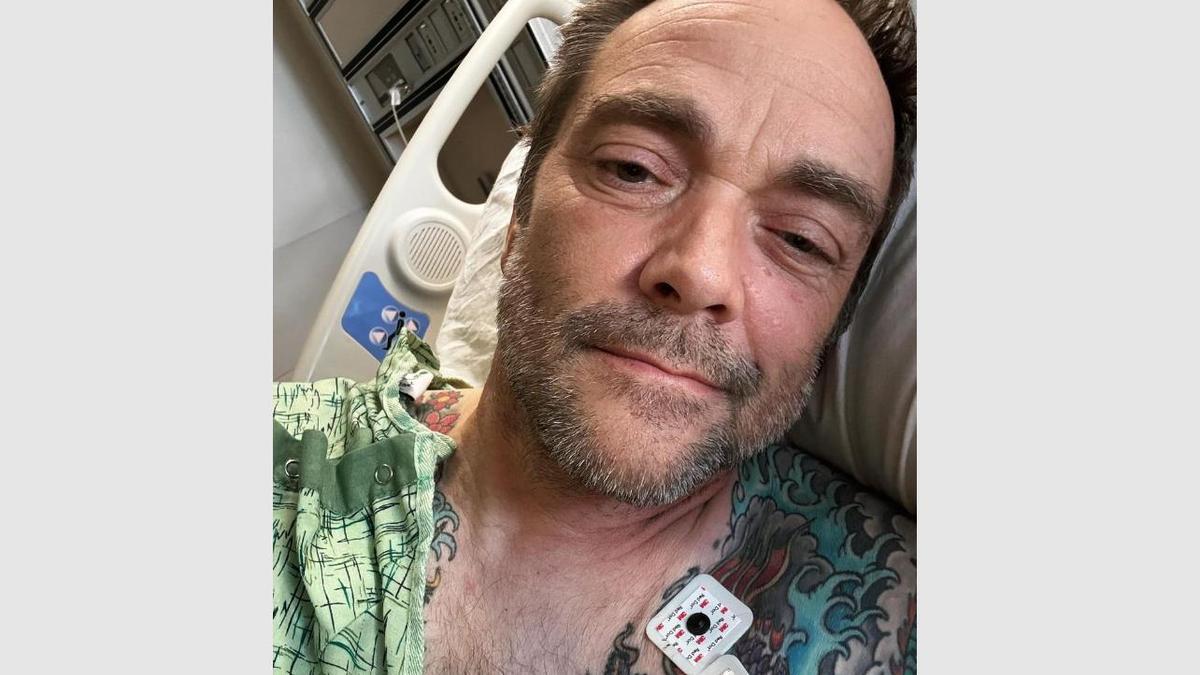 El actor Mark Sheppard reposa en su cama del hospital tras sobrevivir a seis infartos masivos.