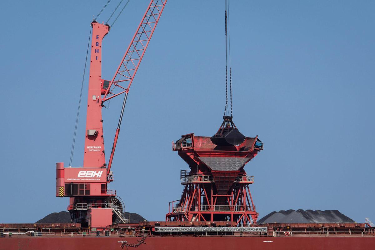 Una grúa de Ebhisa desestibando carbón.