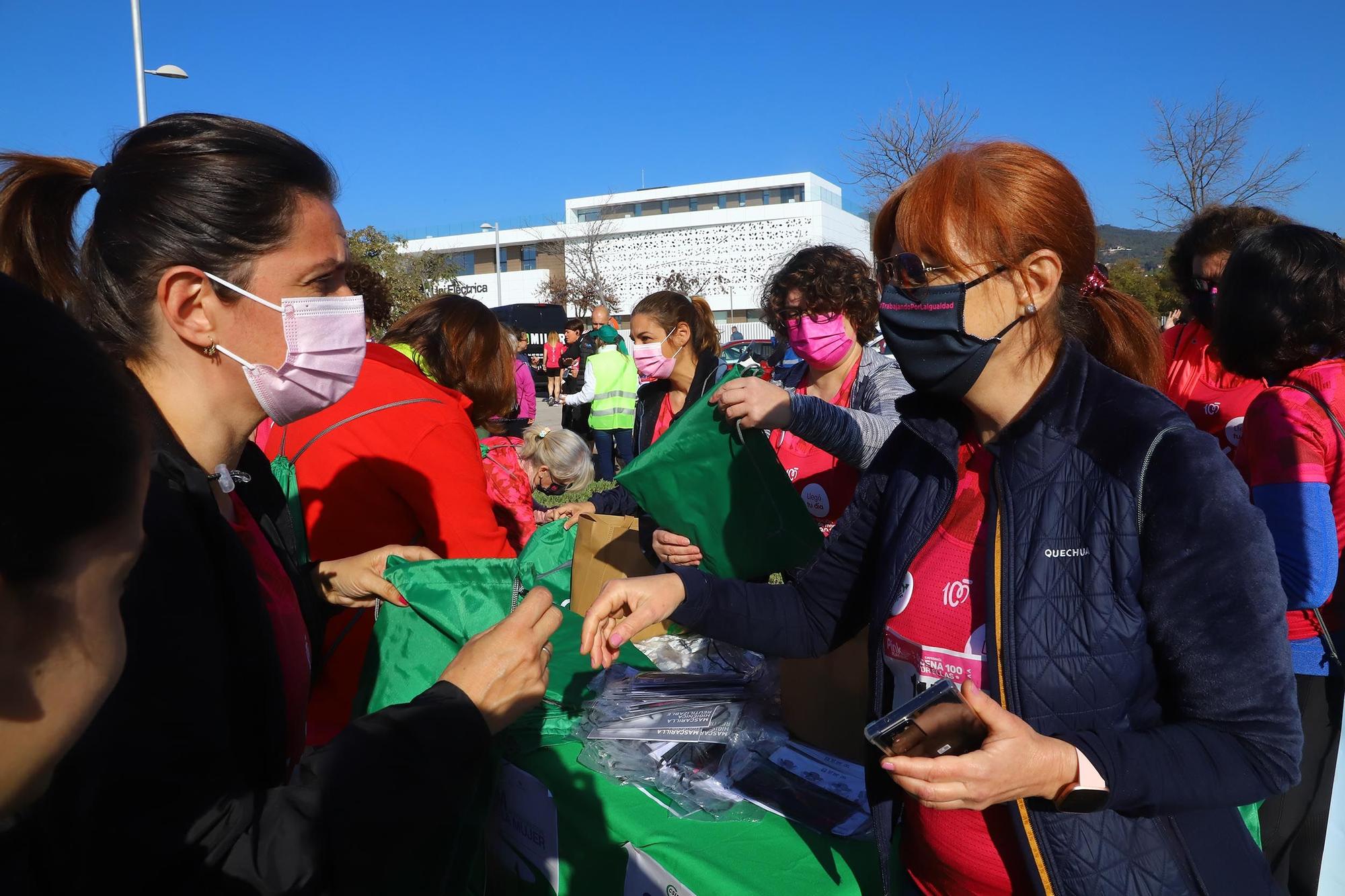 'Pink Running': más de 2.000 corredoras tiñen de rosa las calles de Córdoba