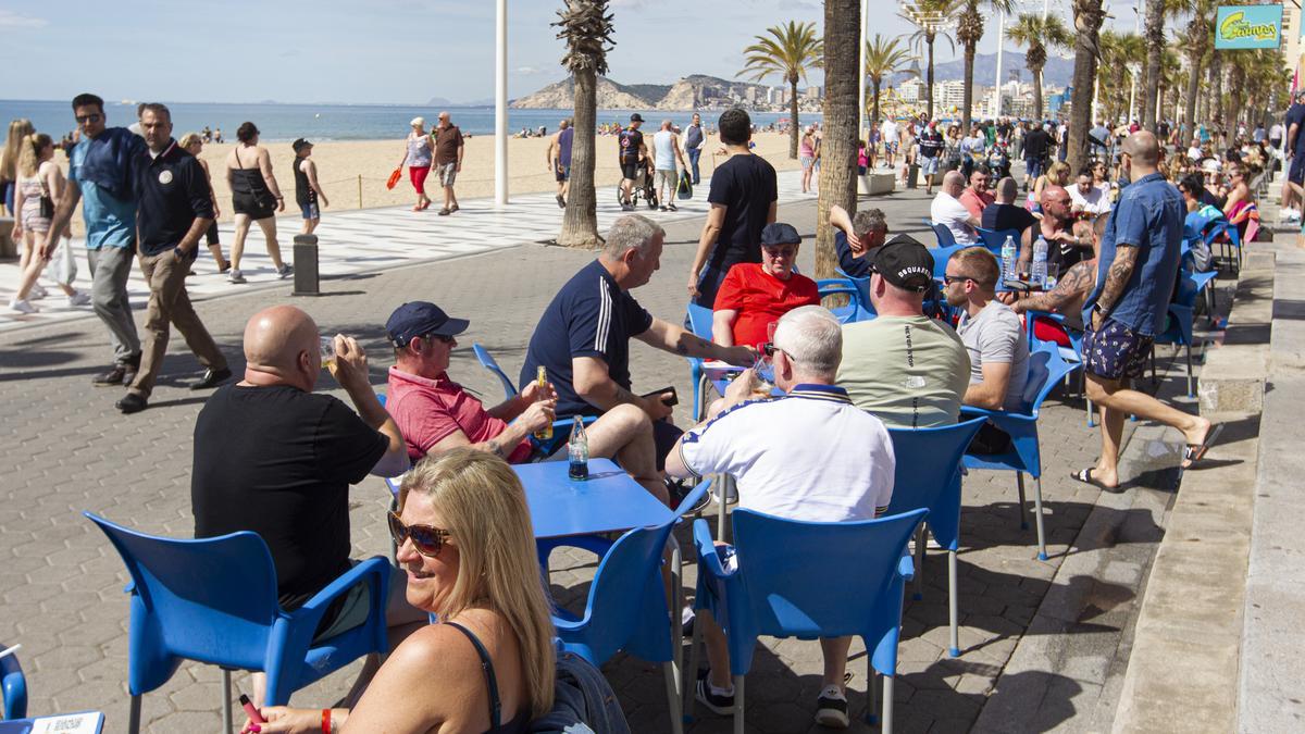 Turistas británicos en varias terrazas de Benidorm este fin de semana, cuando el tiempo sí ha dado una tregua que el sector confía en recuperar a partir del jueves.