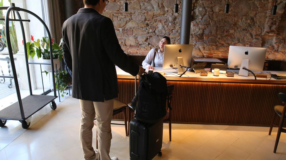 'Check in' en un hotel del centro de Barcelona, durante una pasada edición del MWC.ile World Congress. En la Ronda Sant Antoni, 84. FOTO de RICARD CUGAT