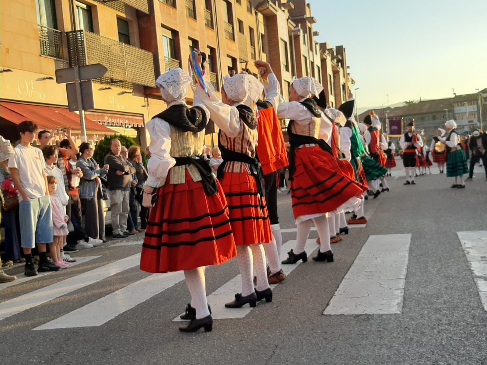 Villaviciosa ofrece el primer mosto a la Portalina: así ha sido el acto seguido de un desfile de carrozas