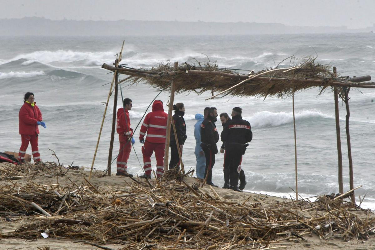 Al menos 40 personas han muerto, entre ellos varios niños, al naufragar una barca con 250 migrantes a bordo cerca de la costa de la región italiana de Calabria, en el sur del país. Decenas de cuerpos han sido encontrados en las playas de Steccato di Cutro, un balneario en la provincia de Crotone, y otros más han sido vistos en el mar.