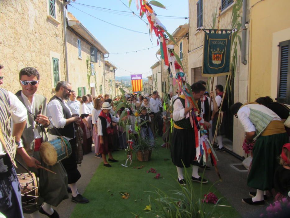 El Fadrí Major de Moscari corteja a las solteras en honor a la patrona Santa Anna