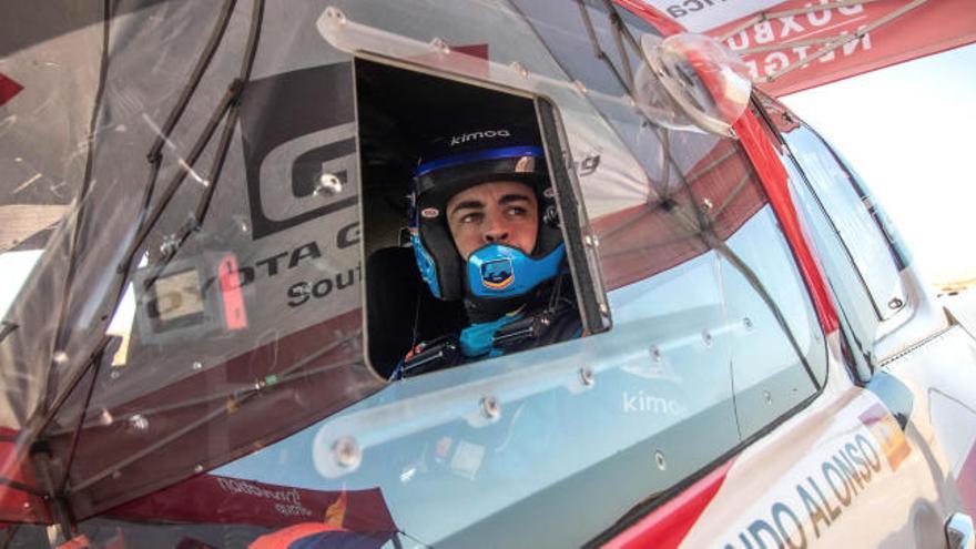 Fernando Alonso, dentro de su coche para el Dakar