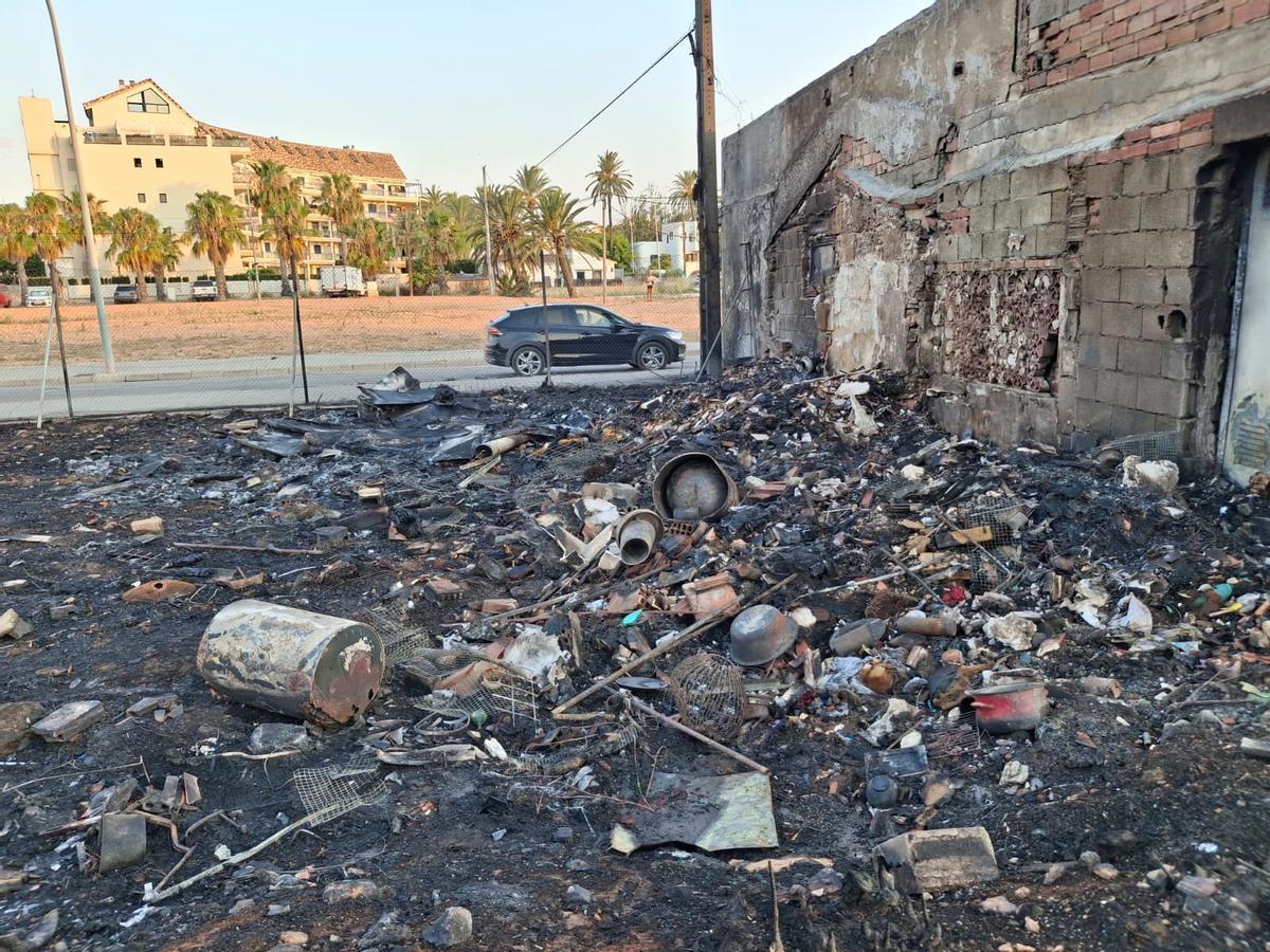 Un tramo de duna calcinado y escombros, abandono y cenizas: el estrago del incendio de Dénia junto a la playa del Raset