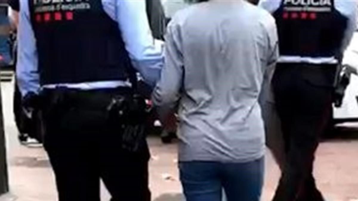 Imagen de archivo de una detención por parte de los Mossos d'Esquadra.