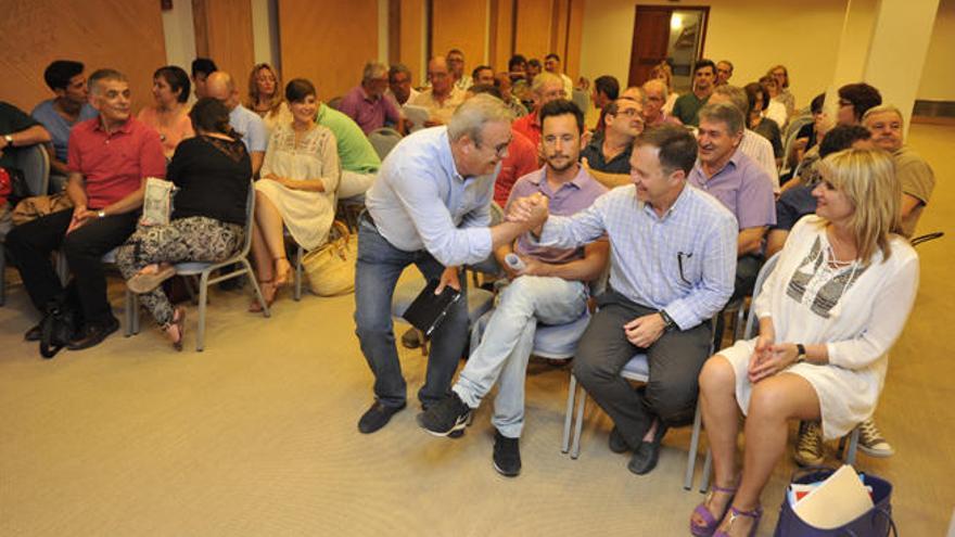 El presidente, Vicent Torres, estrecha la mano de Marí Ribas en la presencia de Rafa Ruiz y Marta Díaz.