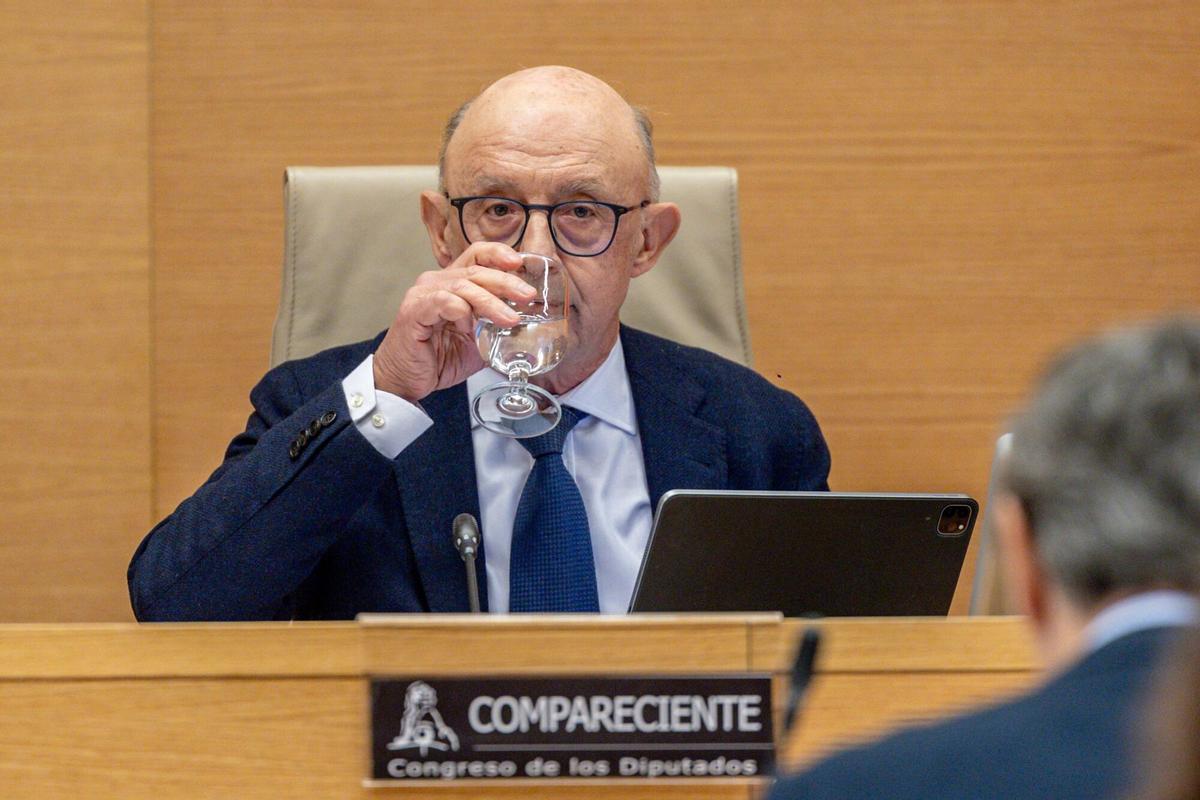 14/04/2025 El exministro de Hacienda y Función Pública Cristóbal Ricardo Montoro comparece ante la comisión de Investigación sobre la denominada ‘Operación Cataluña’, en el Congreso de los Diputados, a 14 de abril de 2025, en Madrid (España). La comisión del Congreso que investiga las conocidas como 'cloacas' de Interior y la llamada 'operación Cataluña' interroga hoy al exministro de Hacienda, Cristóbal Montoro, y decide si llama de nuevo a comparecer al expresidente del Gobierno Mariano Rajoy. Los comisionados aprovecharán la presencia de Montoro para pedirle cuentas por la conocida como vertiente andorrana de la 'Operación Cataluña', las presuntas maniobras de la 'policía patriótica' para conseguir información de la Banca Privada de Andorra (BPA) sobre cuentas de políticos independentistas y la posterior caída de esta entidad y su filial española, el Banco de Madrid. POLITICA Ricardo Rubio - Europa Press