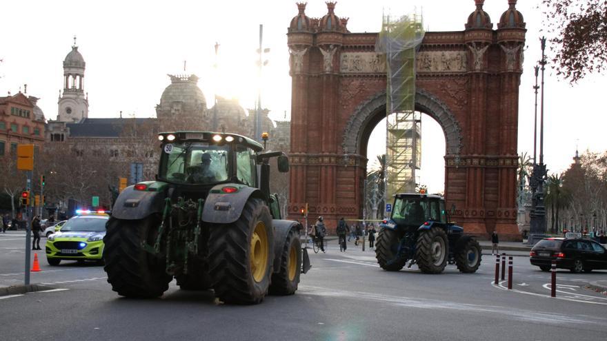 La cua de tractors de camí al Parlament