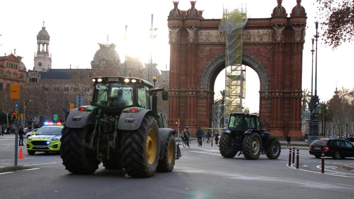 El pas dels tractors per l'Arc de Triomf camí del Parlament