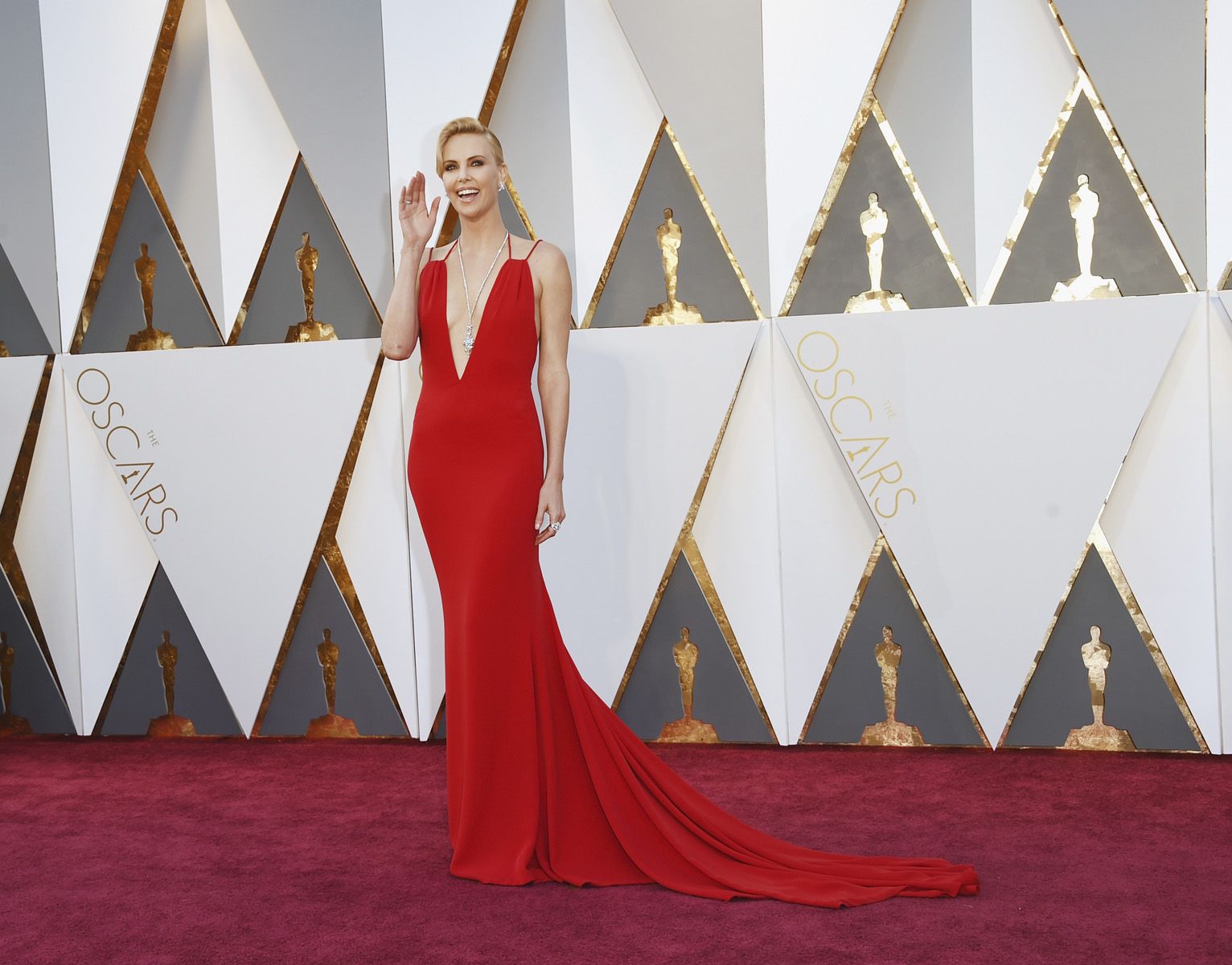 Premios Oscar 2016: Charlize Theron con vestido rojo escotado de Dior