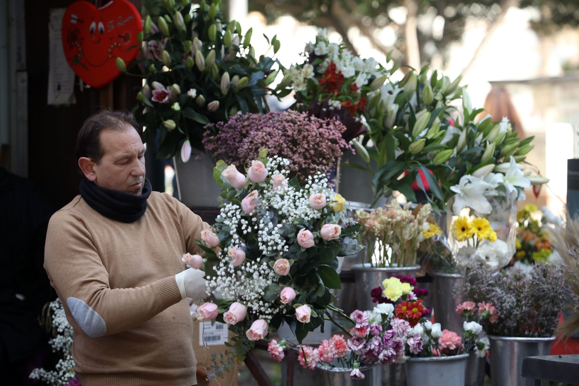 Floristerías de Málaga se preparan para San Valentín - La Opinión de Málaga